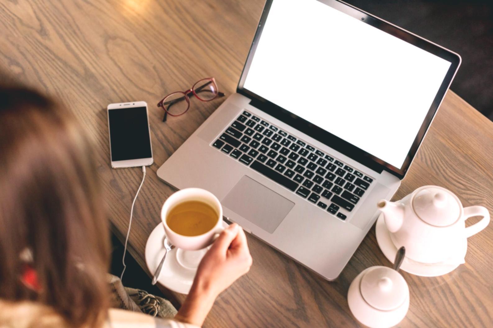 Personne satisfaite consultant ses finances sur ordinateur