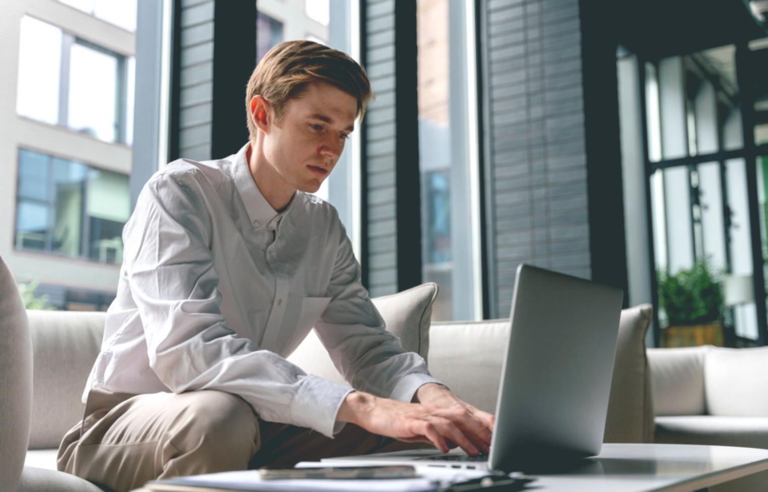 Personne analysant ses finances avec calculatrice et documents
